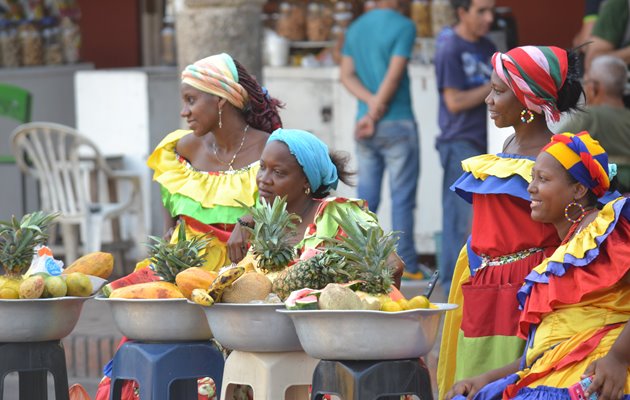 Frugtsælgere i Cartagenas gader i Colombia