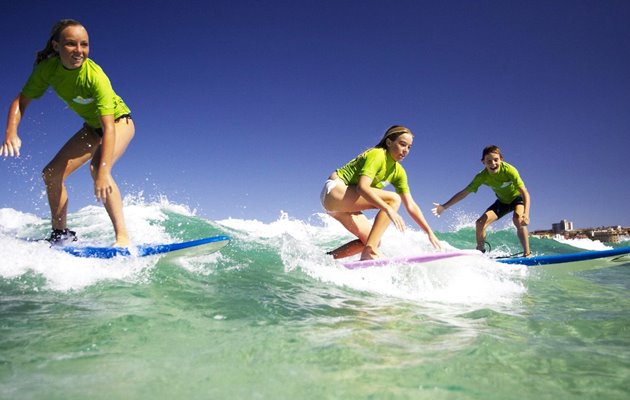 Surfing er også for børn. Det er muligt for hele familien at få surfundervisning sammen