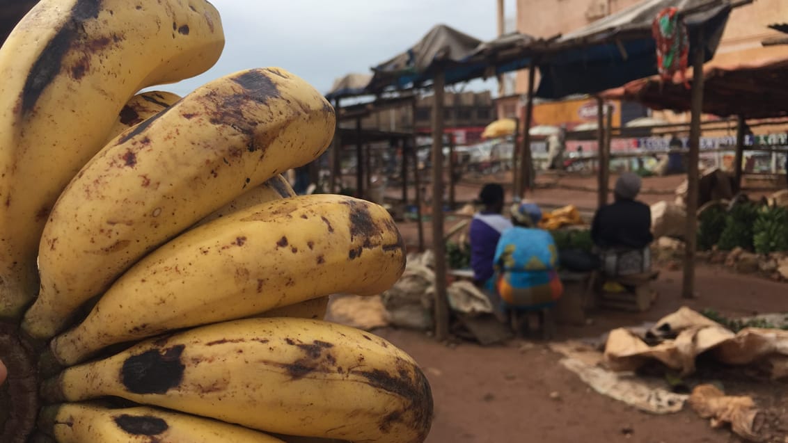 Marknad ute på den ugandiska landsbygden