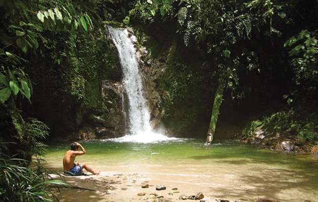 Vandfald i Amazonjunglen i Ecuador