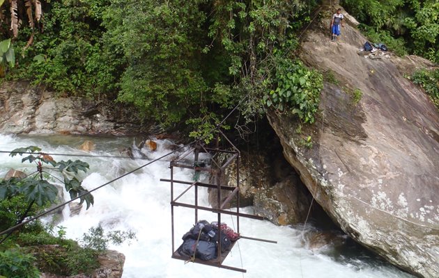 Bagagen fragtes over floden Lost CIty Trek Colombia
