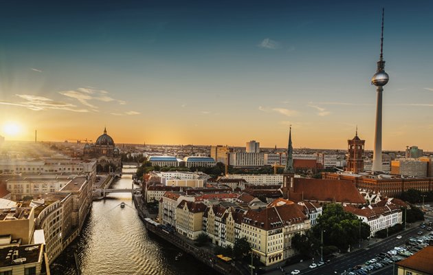 Solnedgang over Berlin med TV-tårnet i baggrunden