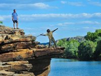 På et cruise på East Alligator River kommer du til at opleve masser af wildlife og lære, hvordan de lokale aboriginer jager På et cruise på East Alligator River kommer du til at opleve masser af wildlife og lære, hvordan de lokale aboriginer jager