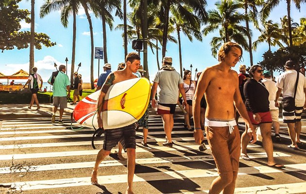 Lev surferlivet blandt lokale på Hawaii