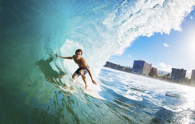 Lev surferlivet blandt lokale på Hawaii