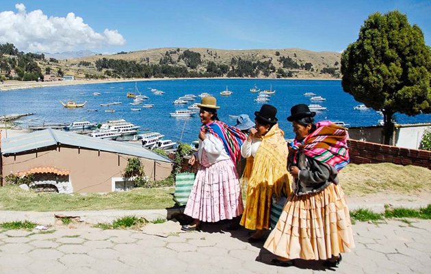 Tag med del lokale færge fra Copacabana til Isla del Sol ved Lake Titicaca. Denne del af søen er langt mindre turistet og der er masser af fantastiske vandreruter, ruiner og imødekommende lokale