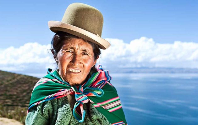 Aymara-indianer kvinde ved Lake Titicaca