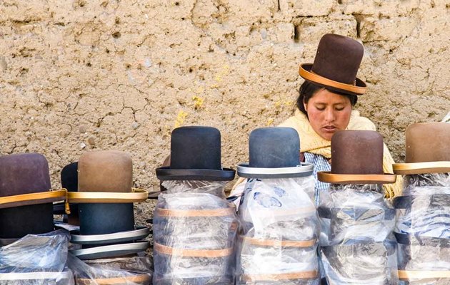 Rygtet om bowlerhatte i Bolivia går på at to engelske handelsmænd ved en fejl importerede for små bowlerhatte. For at få dem solgt overbeviste de lokale kvinder om at det var nyeste mode fra England