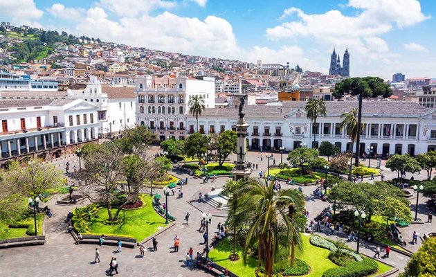Hovedstaden Quito ligger smukt placeret i Andesbjergene i ca. 3.000 meters højde. Den gamle bydel byder på flotte historiske spanske kirker, brostensbelagte gader og masser af museer