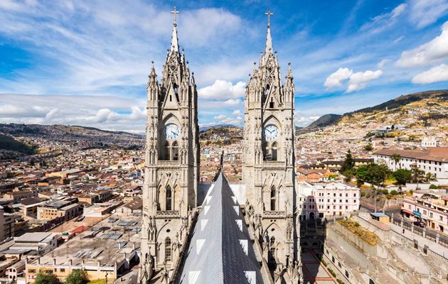 Hovedstaden Quito ligger smukt placeret i Andesbjergene i ca. 3.000 meters højde. Den gamle bydel byder på flotte historiske spanske kirker, brostensbelagte gader og masser af museer