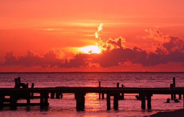 Smuk solnedgang ved Playa Norte, Isla Mujeres