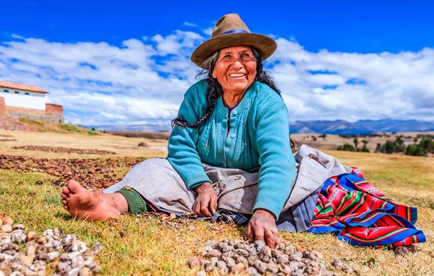 Overalt i Peru oplever du lokale i deres farverige klæder som kendetegner denne del af Sydamerika