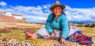 Overalt i Peru oplever du lokale i deres farverige klæder som kendetegner denne del af Sydamerika