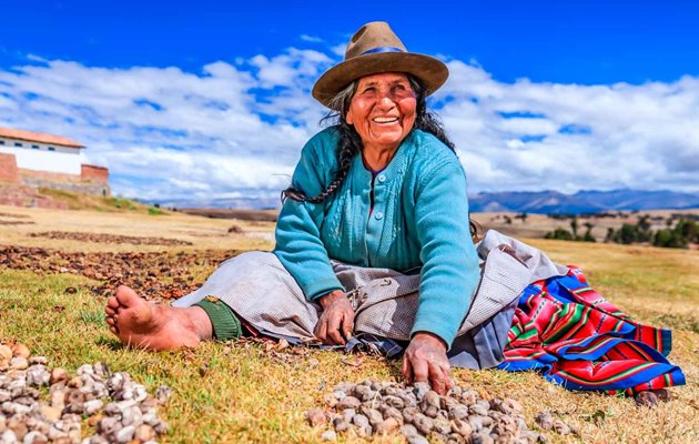 Overalt i Peru oplever du lokale i deres farverige klæder som kendetegner denne del af Sydamerika