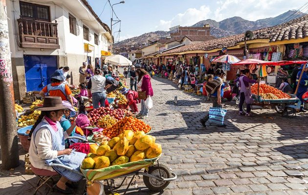 På frugtmarked i Cuzco kan du få de lækreste smoothies og juices