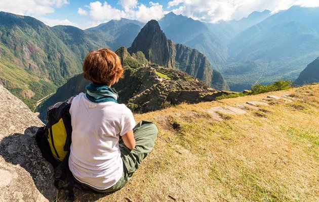 Machu Picchu ligger på en bjergkam i 2.057 meters højde over Urubamba-dalen cirka 80 km fra Cuzco i det sydlige Peru