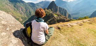 Machu Picchu ligger på en bjergkam i 2.057 meters højde over Urubamba-dalen cirka 80 km fra Cuzco i det sydlige Peru