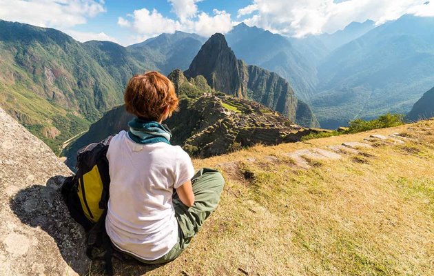 Machu Picchu ligger på en bjergkam i 2.057 meters højde over Urubamba-dalen cirka 80 km fra Cuzco i det sydlige Peru