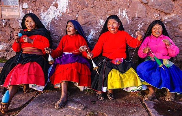 Lokale kvinder på Taquile Island ved Lake Titicaca