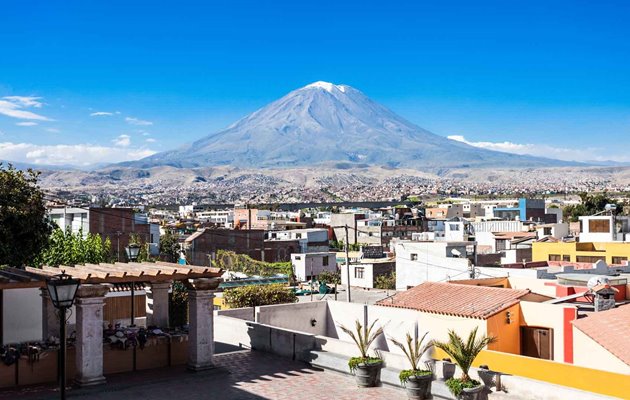 Arequipa er en af Perus mest charmerende byer med tre omkringliggende vulkaner. Byen byder på masser af spændende aktiviteter som vulkanvandring, madlavningskurser og cykelture