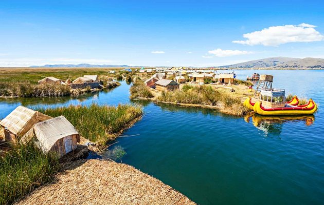 På sivøerne ved Lake Titicaca bor Uro folket i huse af siv og sejler i sivbåde