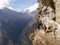 Inkarigets vejnet bestod i dets storhedstid stisystem som strakte sig over 23.000 kilometer. Stierne var til gavn for datidens sendebud, også kaldet chasquis, som også gik ruten Choquequirao til Machu