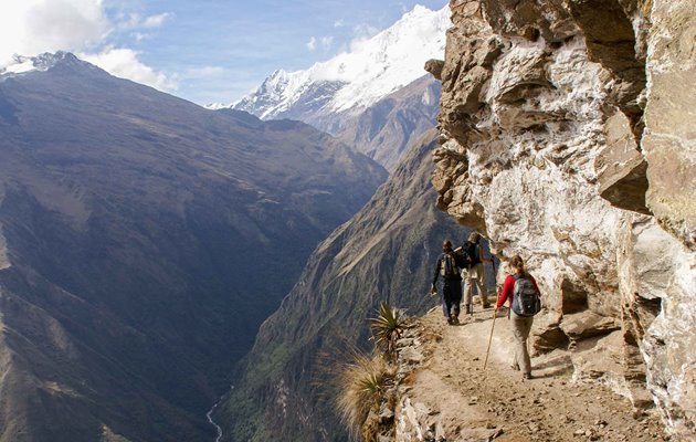 Inkarigets vejnet bestod i dets storhedstid stisystem som strakte sig over 23.000 kilometer. Stierne var til gavn for datidens sendebud, også kaldet chasquis, som også gik ruten Choquequirao til Machu