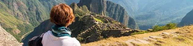 Machu Picchu ligger på en bjergkam i 2.057 meters højde over Urubamba-dalen cirka 80 km fra Cuzco i det sydlige Peru Machu Picchu ligger på en bjergkam i 2.057 meters højde over Urubamba-dalen cirka 80 km fra Cuzco i det sydlige Peru