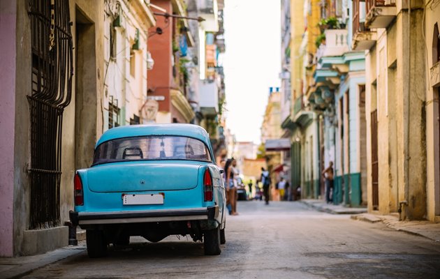 Et typisk gadebillede i dejlige Havana