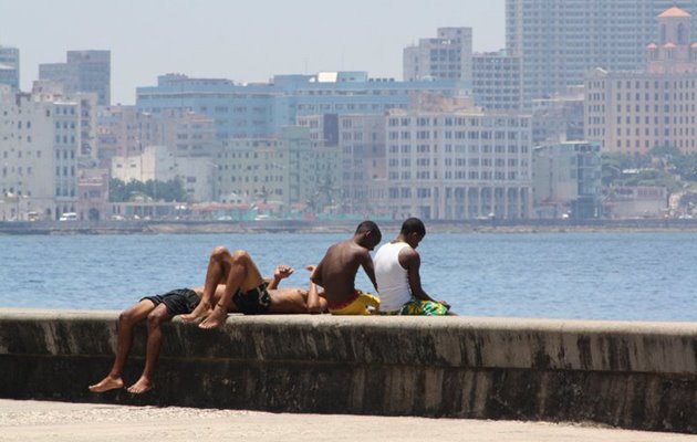 Afslapning på havnepromenaden Malecón i Havana