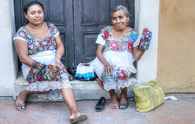 Lokale kvinder i traditionelle kjoler, Valladolid