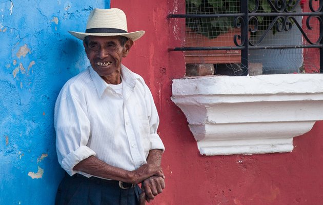 Lokal mand med den klassiske, guatemalanske hovedbeklædning