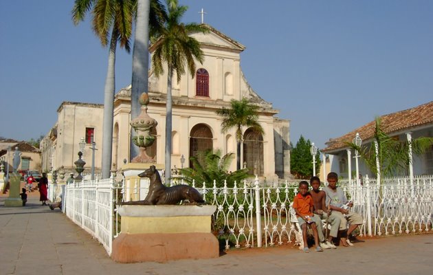 Børn foran katedalen i det centrale Trinidad
