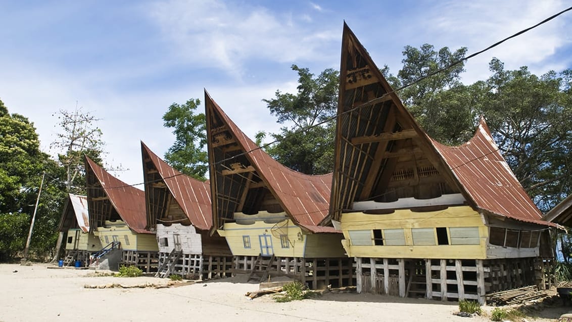 Traditionella Toba Batak-hus på ön Somosi, Sumatra, Indonesien