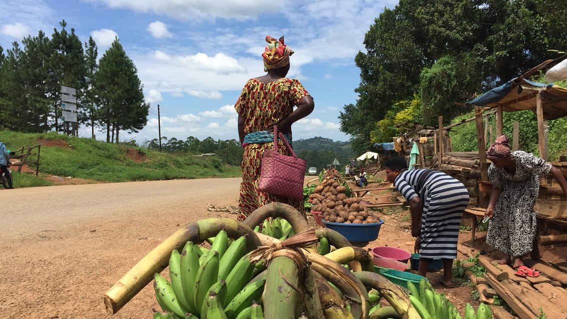 Vägarna utanför Kampala kantas av marknader
